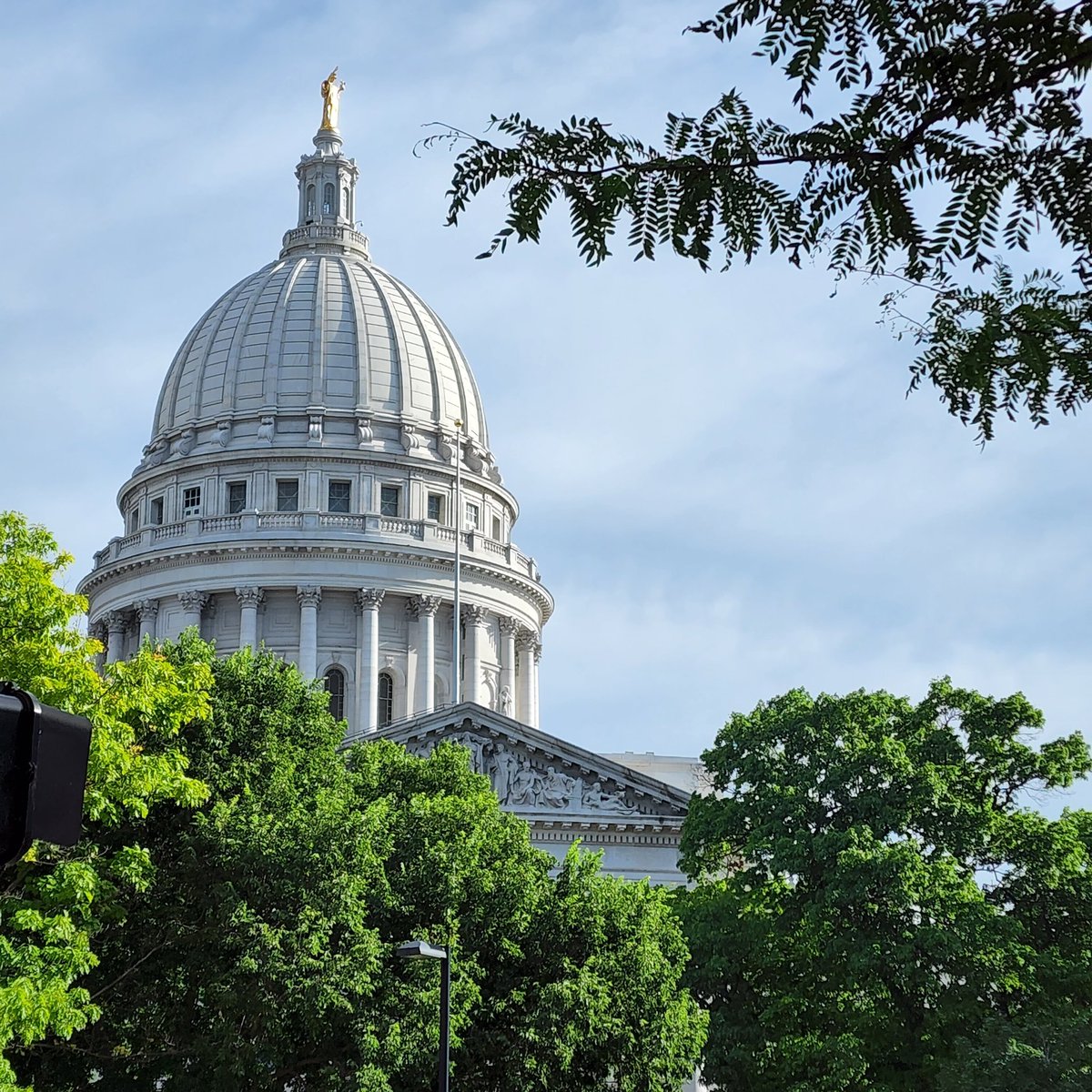 ringstadic's tweet photo. Another beautiful morning at the Capitol. 💚💛
#wisconsin https://t.co/SHqXM0Vx5m