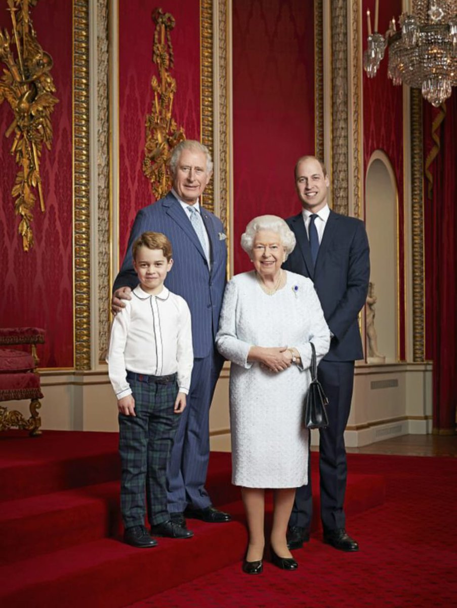 lovefamilywales's tweet image. Prince George, aka the birthday boy, will be King after his dad so it’s common for him to be on generational pics like these ones from 2013, 2016 and 2019 👑 The Queen doesn't have to worry because the Crown is safe in the heads of her son, grandson and great-grandson 💙💙💙💙