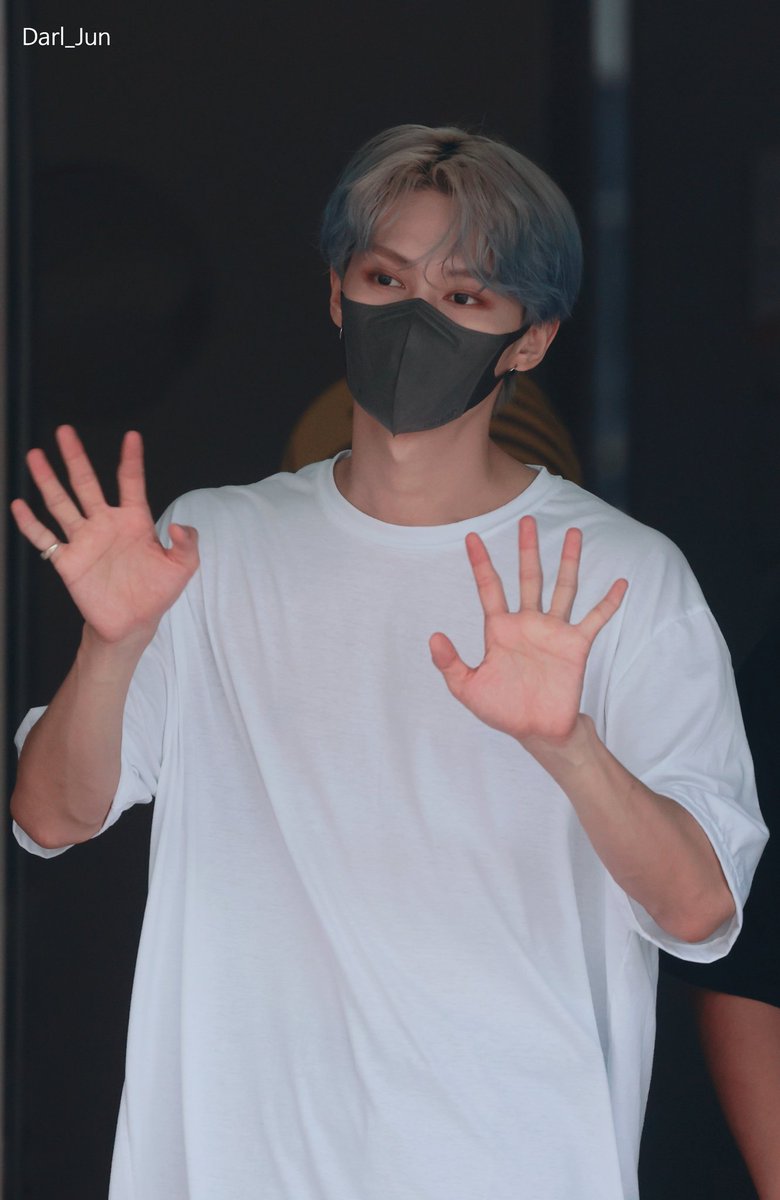 Darl_Jun6's tweet photo. 220722 뮤직뱅크 중퇴

이쁜이 💓

#SEVENTEEN #세븐틴 #준 #JUN #文俊辉 https://t.co/v5Xlm70hrE