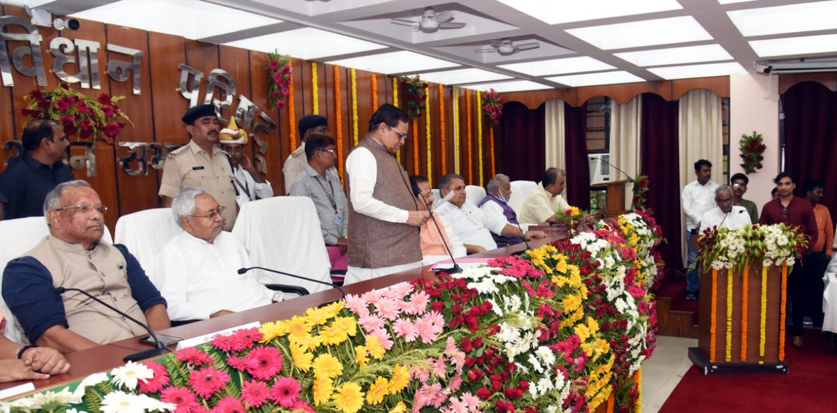 NitishKumar's tweet photo. बिहार विधान परिषद के नव निर्वाचित सदस्यों के शपथ ग्रहण कार्यक्रम में सम्मिलित हुआ। https://t.co/BsSPVpvoQP