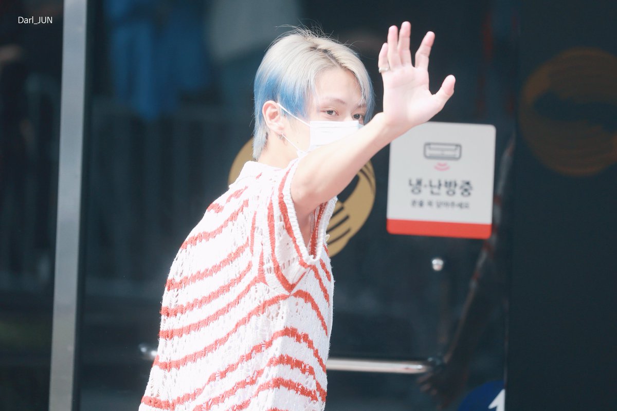 Darl_Jun6's tweet photo. 220722 뮤직뱅크 출근 

완젼 아기 고양이 😽

#SEVENTEEN #세븐틴 #준 #JUN #文俊辉 https://t.co/6kAQ7GRLBU