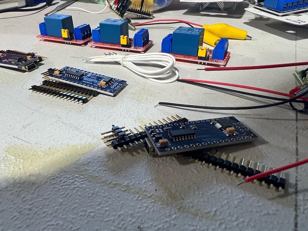 ThePinScientist's tweet image. Time to make some Attract Mod kits for Electromechanical Pinball machines. 

It’s a fun and easy way to give your EM pinball machine some sparkle and life when you’re not playing it. ✨ 

Order yours today! TheEMScoreKeeper.com 

#Pinball
#PinballMod
#PinballMods