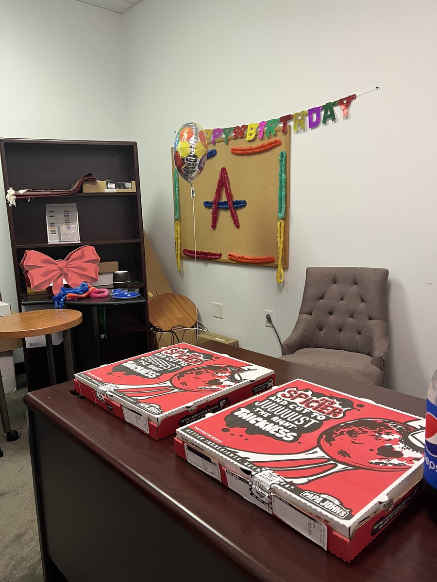 HAPPY BIRTHDAY 🎉🎂🎁🎊 To this King! @Albertank8 May today be filled with happiness and blessings and may you be granted with many more years. Enjoy it 😃! #dukedons #pizzaparty #LifeAtAtt @akaaminek