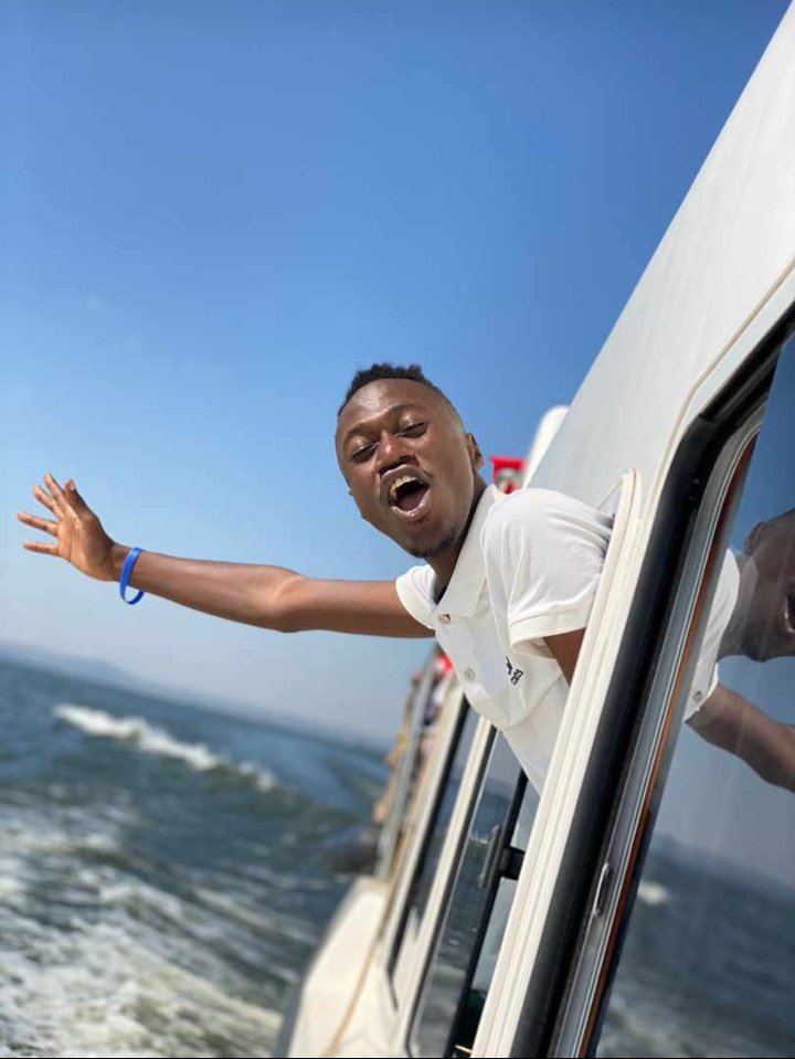 Rwandanprince's tweet photo. #kalangalaiscalling i mean its happening now CEO @tripaddictsug @KLaCitizen representing on mv vanessa ekyokubela mumadinisa tebakimugana ๐ @Beautiful_Pipo https://t.co/pKFLzNkoR0