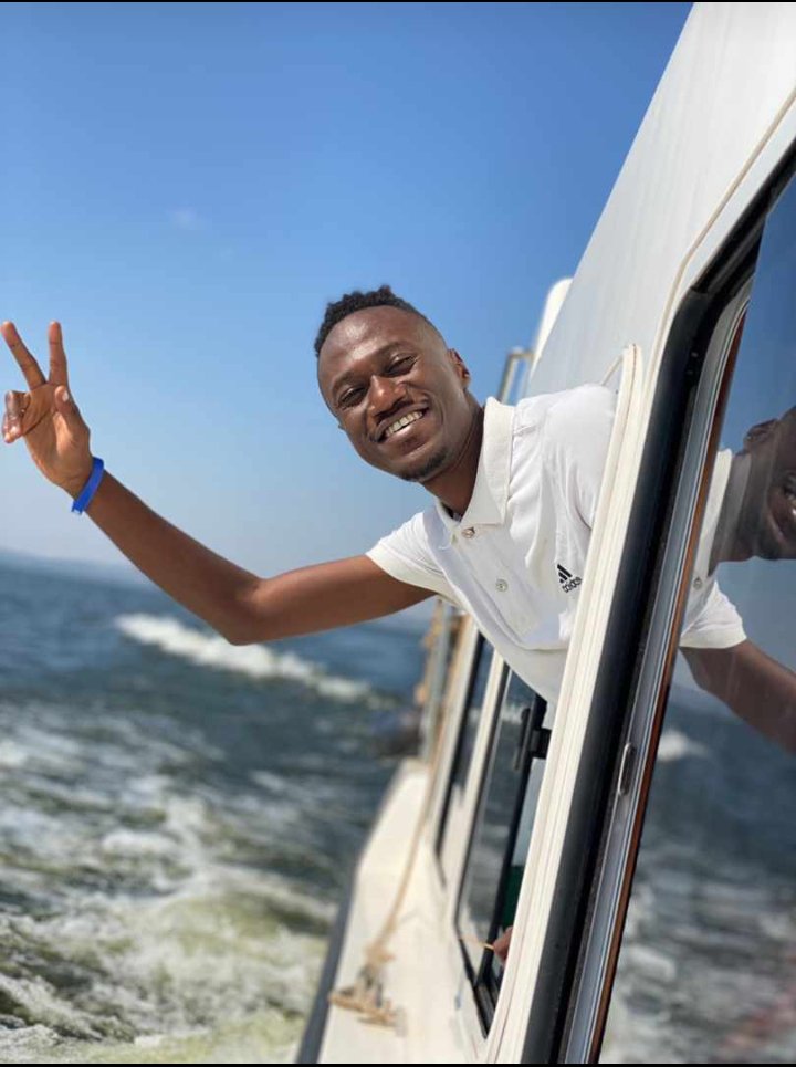 Rwandanprince's tweet photo. #kalangalaiscalling i mean its happening now CEO @tripaddictsug @KLaCitizen representing on mv vanessa ekyokubela mumadinisa tebakimugana ๐ @Beautiful_Pipo https://t.co/pKFLzNkoR0