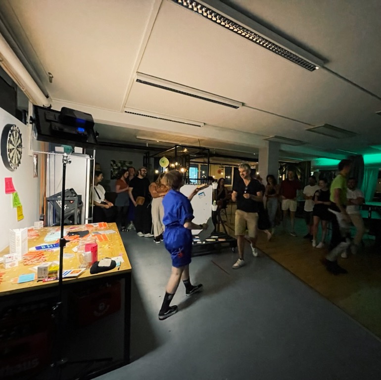 TRAFFOIO's tweet photo. Es war [uns] ein Sommer-Fest!🚀🥂☀️

Bei der Tombola haben wir 260€ an Spenden eingesammelt - Vielen lieben Dank!❤️
Diese haben wir auf vier sinnstiftende Organisationen - Lagaya, Ärzte ohne Grenzen, Psychologists  for future und die schwäbische Tafel Stuttgart - aufgeteilt.⚡️ https://t.co/7r0UpwKLNx