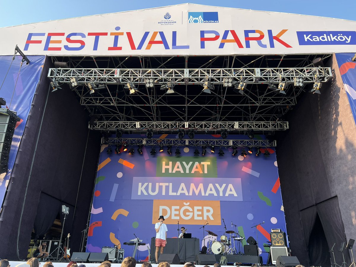 Canlı müzik gibisi yok…
21 Temmuz akşamı İBB Festival Park Sahnesi’inde gerçekleşen Universal Müzik Türkiye Konserleri’nin ilki kapsamında sahnede Jabbar, Kendimden Hallice ve Alaca vardı!
