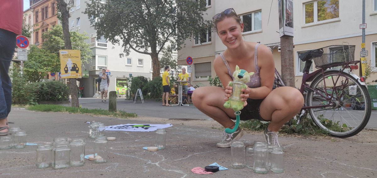 BandiOnTour (@bandiontour) on Twitter photo #grauesBandi fordert heute in @mainz_de beim #AktionstagGrűneSchulUndSpielstraße Innenstädte ohne #autos und schwitzt mit der <a href="/BUNDjugendRLP/">BUNDjugend RLP</a> beim Weltverteilungsspiel mit <a href="/miriam11101/">Miriam Schüller</a> #sommer <a href="/BUNDjugend/">BUNDjugend</a> #stadtfűralle #grauesBandi fordert heute in @mainz_de beim #AktionstagGrűneSchulUndSpielstraße Innenstädte ohne #autos und schwitzt mit der <a href="/BUNDjugendRLP/">BUNDjugend RLP</a> beim Weltverteilungsspiel mit <a href="/miriam11101/">Miriam Schüller</a> #sommer <a href="/BUNDjugend/">BUNDjugend</a> #stadtfűralle