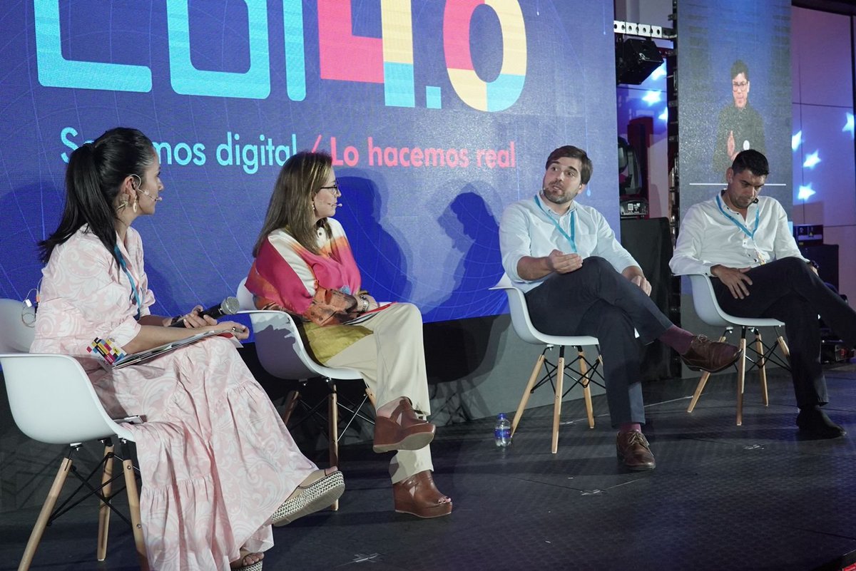 CarmenLigiaV's tweet photo. #EsConHechos que desde el @Ministerio_TIC iniciamos la ejecución de proyectos piloto de #CiudadesYTerritoriosInteligentes, espacios propicios para la implementación de tecnologías como IoT, y continuamos la formación de Talento Humano que fortalezcan el ecosistema digital. https://t.co/cy78eEqYGG