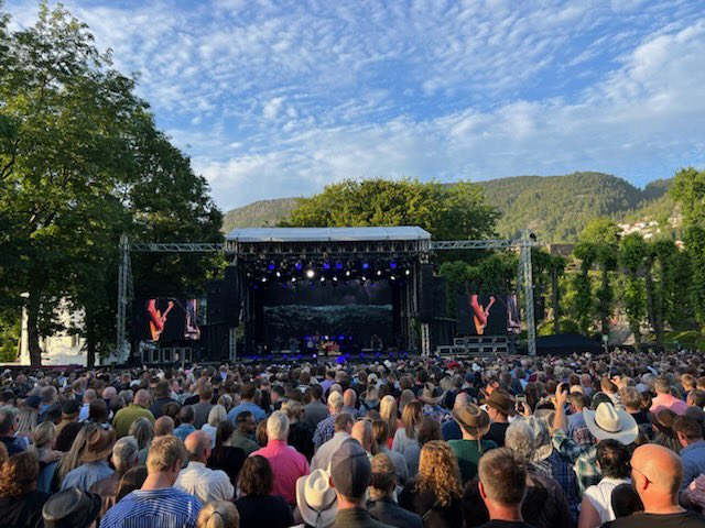 RT @askjimmycarter: Brad Paisley playing to a very sold out crowd in Bergen, Norway… where night is still day ! https://t.co/oTuo5jGdea