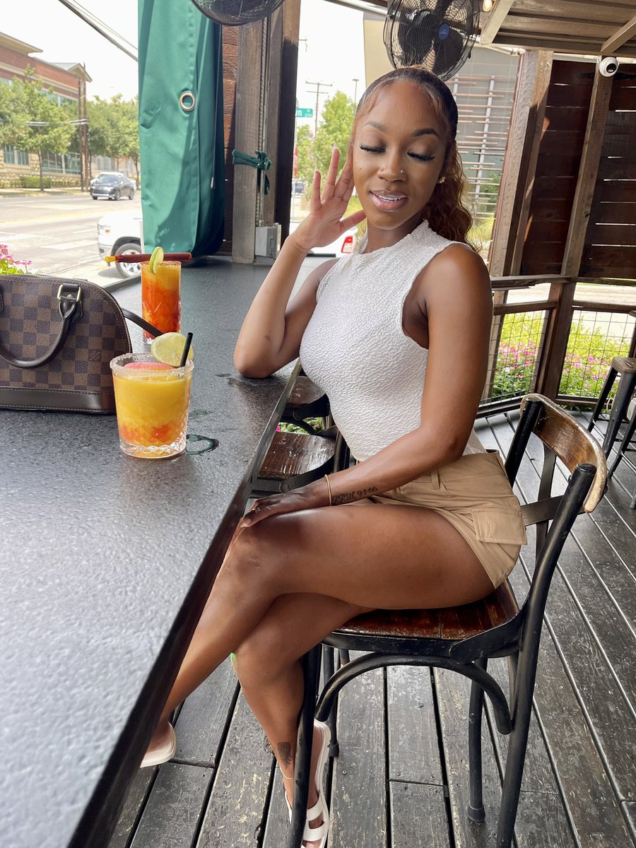 chichanel_'s tweet image. look at me like gold