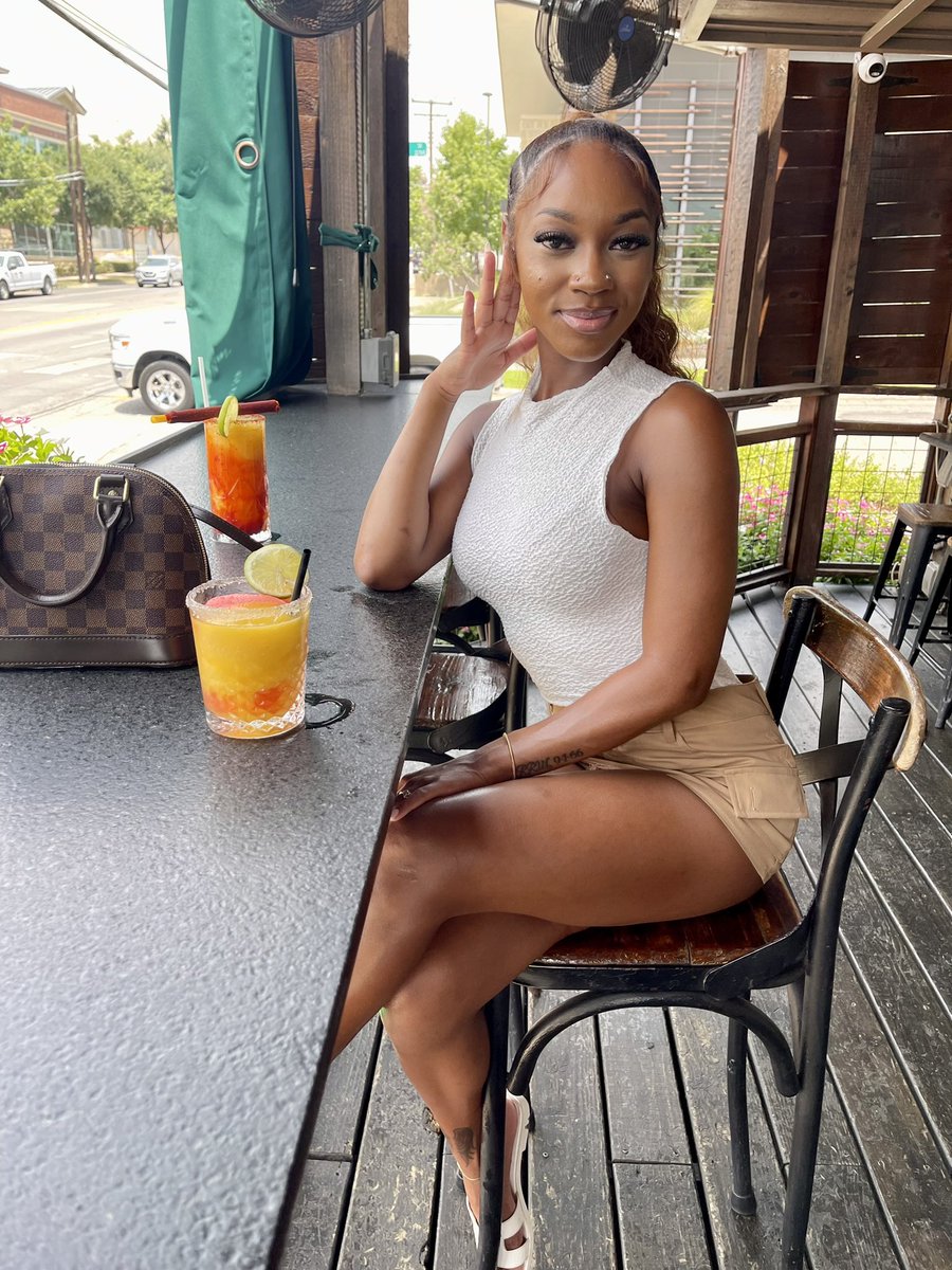 chichanel_'s tweet image. look at me like gold