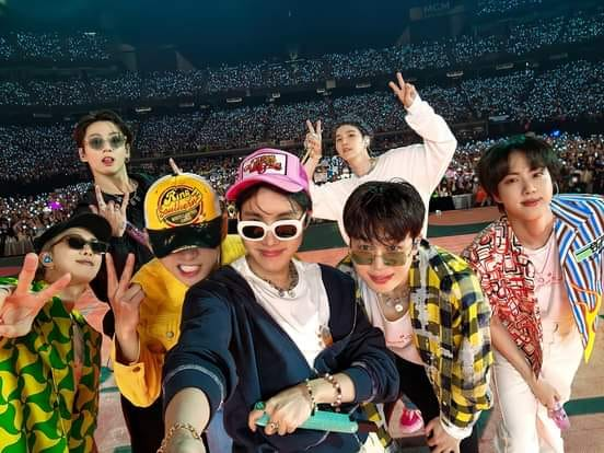 jkmysafehome's tweet photo. “Army no es un Fandom tóxico, solo protegen  a sus chicos de quien los puede dañar y con mucha razón ya que es un grupo del que se han aprovechado de muchas maneras”.
                                         —HALSEY https://t.co/ByoUrFQT4e