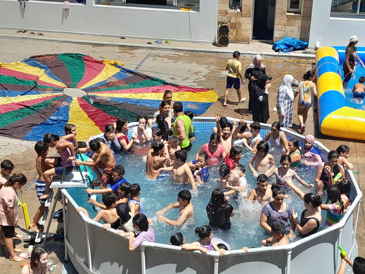 DaniaAh21105588's tweet photo. Splash!    Splash!
 Dawha Academic Bridge splashes  water all around  to spread happiness everywhere.
The laughters sparkle like a splash in the sunlight.
#يلا_نفرح_سوا
#Dawha_Academic_Bridge
#makdawhaschool https://t.co/E9SJDl8zra