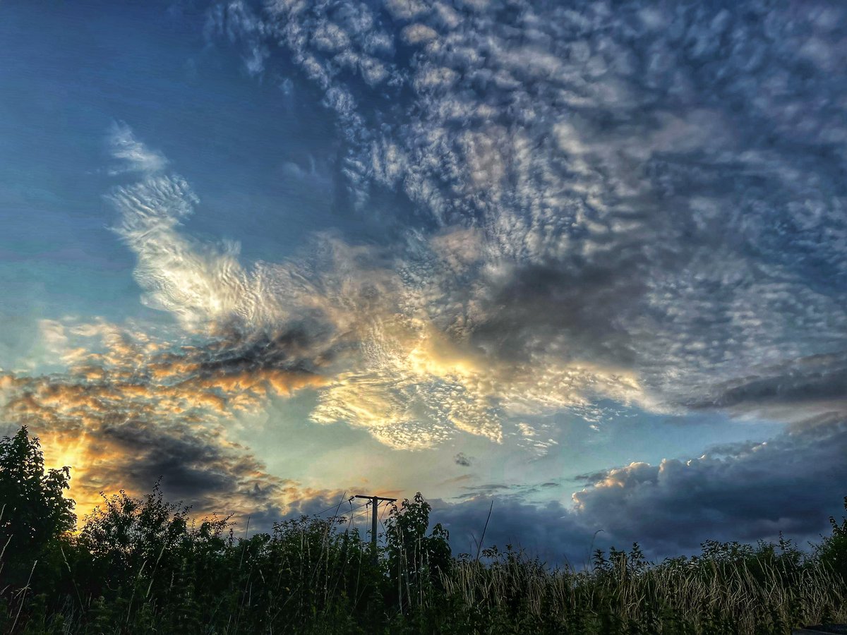 Melodysk's tweet photo. Lovely clouds this evening Sleaford Lincolnshire 17 degrees @metoffice @bbcweather @MetMattTaylor @Schafernaker @StormHour @looknorthBBC @itvweather @Abbiedew @ThePhotoHour @BBCWthrWatchers #loveukweather #uksunset #ukclouds https://t.co/zsm9IOyJ8T
