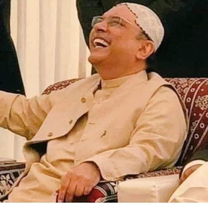 آصف علی زرداری نے دانستہ یا نادانستہ طور پر  عمران خان کے کھلاڑی کا کردار ادا کیا ہے۔ آج کے اس تماشے کا سیاسی فائدہ عمران خان کو ہوگا۔                     #زرداری_سب_سے_بڑی_بیماری