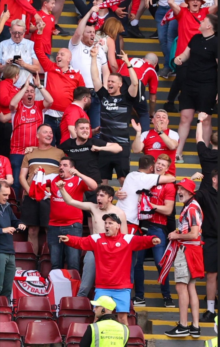 ColinTed_Davis's tweet photo. One of the best nights of my life #WellMudder @sligorovers @BitORedTrust @SRFC_DSC @Aaron_Jones1_ @AaronDa51160077 https://t.co/zrNCd2VbsD
