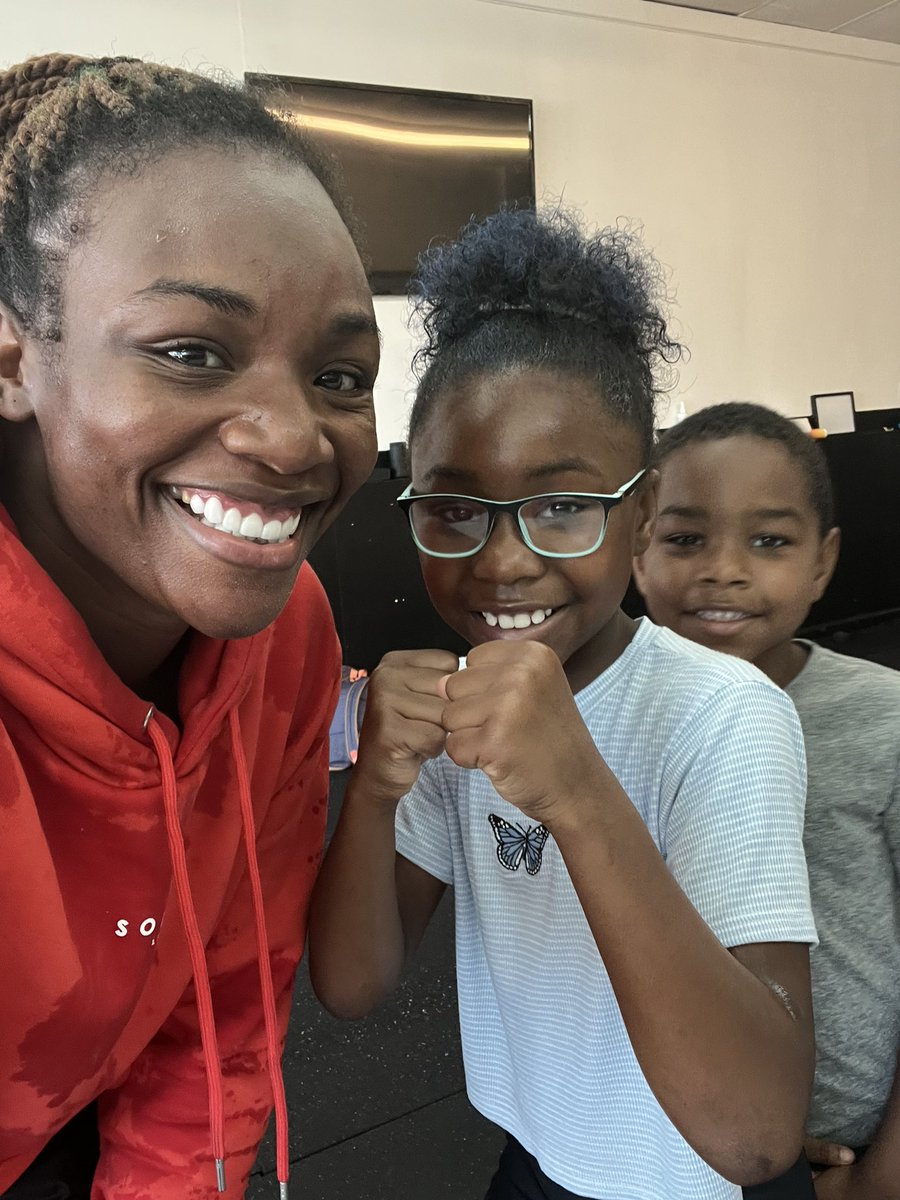 Claressashields's tweet photo. Been training Layla for 3 weeks in boxing and she absolutely loves it! She love me so much she added blue to her and showed me today 🫶🏾 Representation matters! She a beast too! https://t.co/bsI2qNF2z2