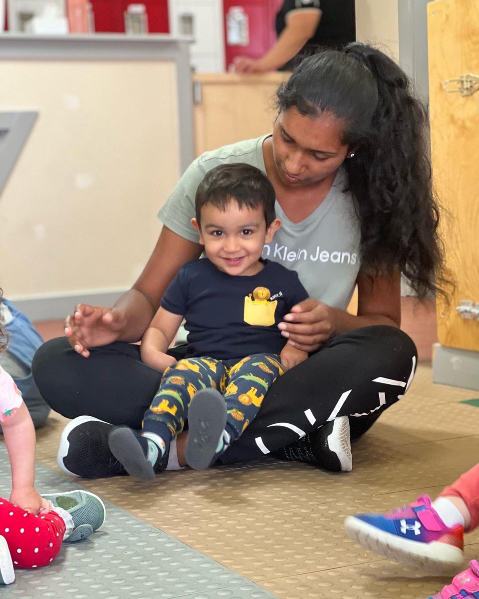 We are all smiles on this sunny Friday before the weekend! Enjoy your weekend everyone 🌞🌻 #kidsu #kidsucanada #sunny #friday #weekend #kids #smiles #fun #play #kids #educate #learn