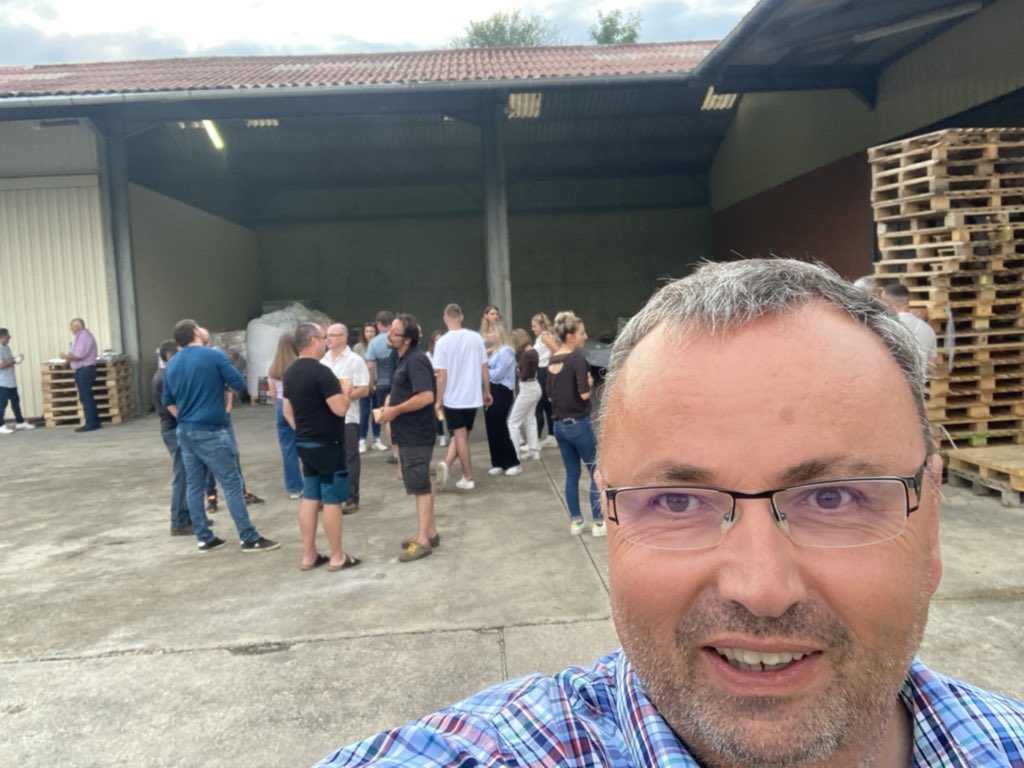 OlivierCOSTE2's tweet photo. Ce soir on est tous #Complice dans le Sud de l’#Yonne,pour un nouveau #ChienDeMoisson #Moisson2022 #Agriculture @Soufflet_Agri avec nos magasiniers,saisonniers chauffeurs…
Merci à tous. https://t.co/UZ6ym1DxQa