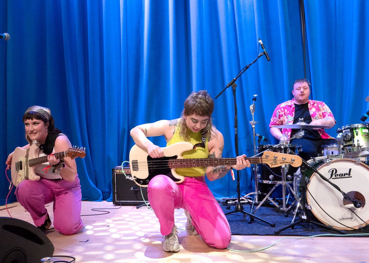 DeeIona's tweet photo. Delayed publications;
I got side-tracked earlier in the year and didn't do some stuff. Here it is now;
@panicshack @BrighthelmURC for @thegreatescape Brighton - 14/05/2022
@panicshack you must go and see.
#panicshack #TGE #womenrock #brighthelm #livemusic #gigphotography https://t.co/4q2XdenBOM