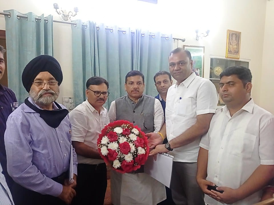 aapkapardeep's tweet photo. आज जम्मू संभाग के माता वैष्णो देवी एरिया से बारी दार समाज और POJK के विस्थापित लोगों का प्रतिनिधि मंडल माननीय राज्यसभा @SanjayAzadSln सिंह जी से
मिला! माननीय सांसद जी ने उनकी मांगों को सदन में उठाने का विश्वास दिलाया!! @AamAadmiParty
प्रदीप मित्तल @AamAadmiPartyJK https://t.co/T8jp8IjHf1