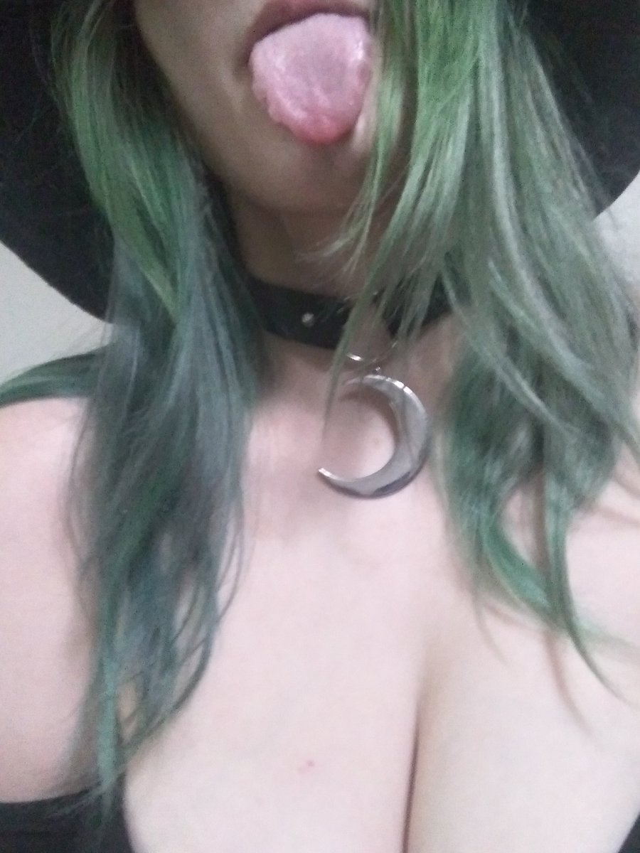 scarlet_maye_'s tweet photo. Tarot cards and chill anyone? https://t.co/LPEM6FINSj