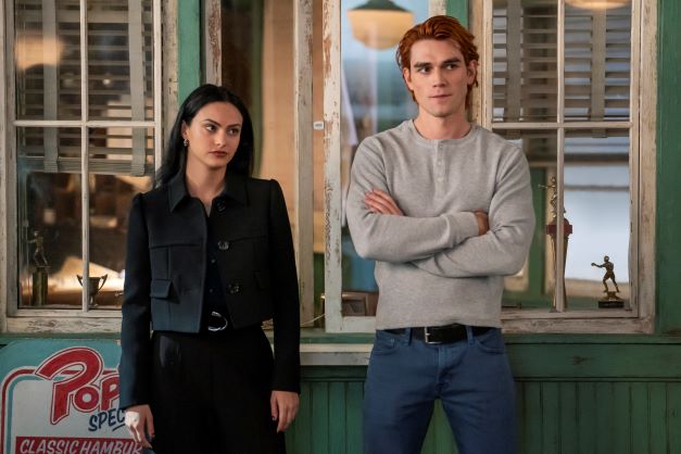CW15KXVO's tweet photo. Good vs. evil on a NEW #Riverdale TONIGHT at 7pm on CWOmaha -
https://t.co/lVzBk8qdKc https://t.co/P6YK0Kk0mU