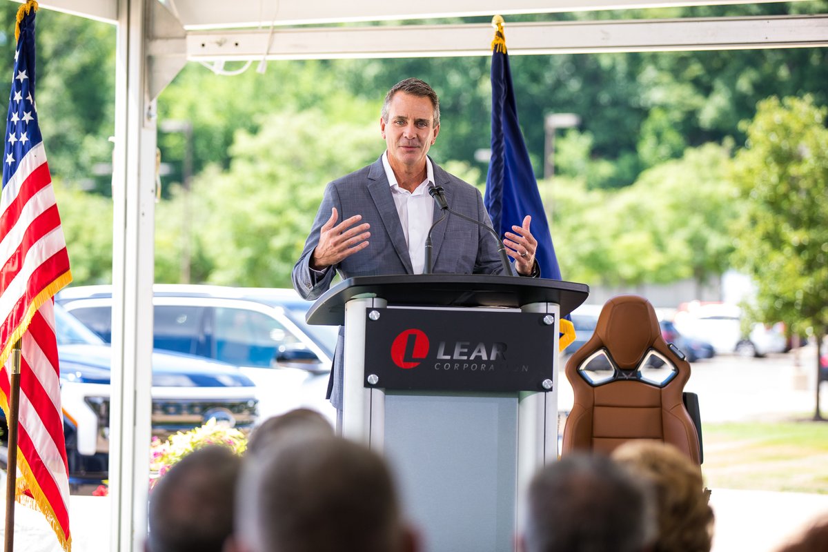 LearCorporation's tweet photo. Today, Lear hosted U.S. Senators @SenStabenow and @GaryPeters, as well as Lear partners and customers, to announce the progress being made in the domestic production of #semiconductors ahead of the anticipated passing of the #CHIPSAct. #semiconductor https://t.co/YILIuNJTJF