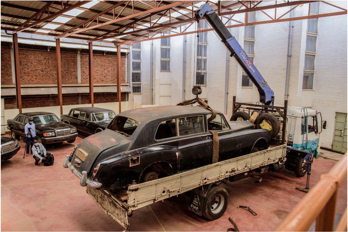 shaaka777's tweet photo. The unrestored Rolls Royce on a car carrier is a Rolls-Royce Phantom V, the restored one is a Rolls-Royce Silver Cloud III, The phantom has a wheelbase of 3,658 mm, the Silver Cloud III has a wheelbase of 3124 mm. https://t.co/iBVTzj5nQ6