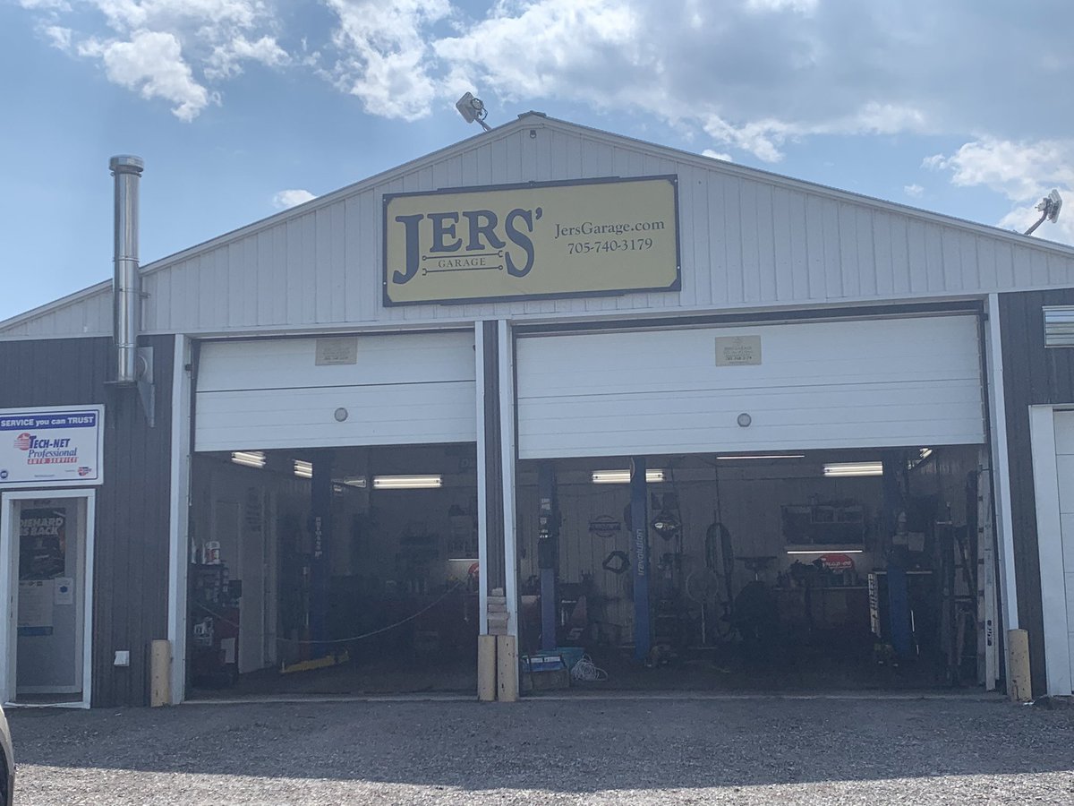 Just in time for our 6th #birthday #thankyou <a href="/acorn30_/">acorn30</a> <a href="/HeatherWats0n/">Heather Watson</a> we think our new sign looks awesome! #local #garage #stillplayswithcars
