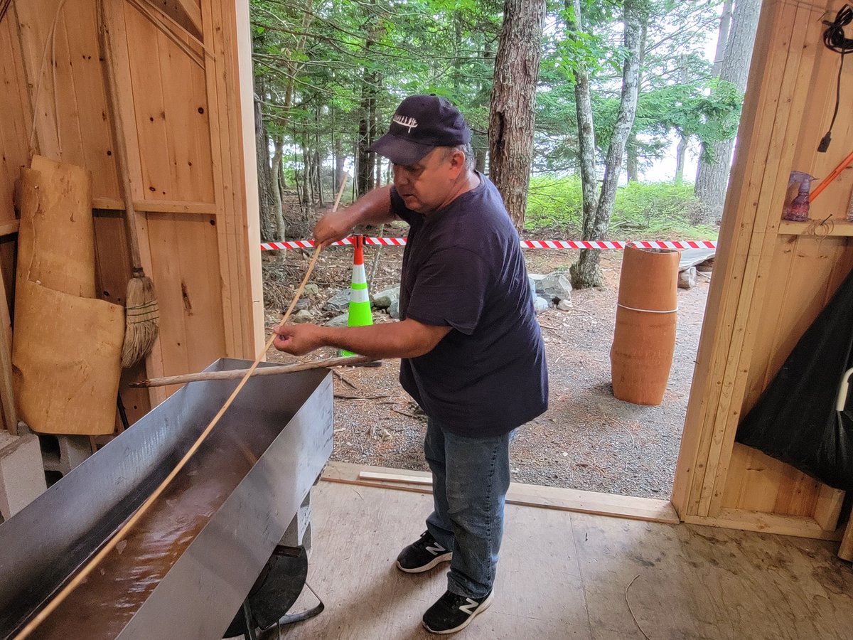 Mel7Labrador's tweet photo. We are bending some end pieces today at the #labradorkwitnshop and finishing up all but the ends in sewing. #birchbark #canoe #labradorfamily #kespukwitk #novascotia @CndnCanoeMuseum @toddlabrador77 https://t.co/TBQ1HM3Sg3