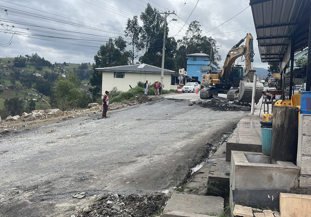 En #Cañar, en el sector de San Camilo estamos nivelando el tramo afectado por la acumulación de aguas subterráneas. Ya tenemos listo el estudio que será socializado previamente y que permitirá ejecutar trabajos definitivos en este punto crítico. 🚜💪🏻 <a href="/LassoGuillermo/">Guillermo Lasso</a>