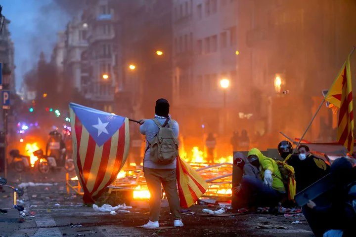 pandarraco's tweet photo. @AgustiColomines @elnacionalcat Pocs m'he pareixen, per es pollo que montaren. https://t.co/g8QO66jkwP