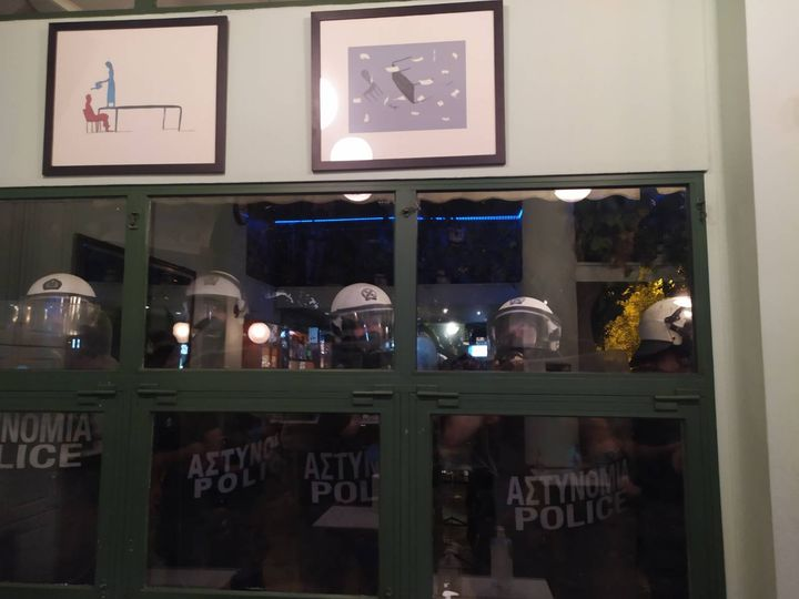 TKampagiannis's tweet photo. Φαντάσου τώρα να πίνεις τη μπύρα σου και απ' έξω να 'ναι αυτό.
Έξω από το Καφενείο στην πλατεία Εξαρχείων. Μετά από συγκέντρωση για την έμφυλη βία όλο αυτό. 
Από Αννούλα Χιονιά.
Photo: @ hungerStr https://t.co/rNkMEuSnCX