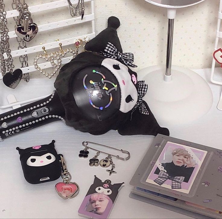 ¡Un año ya de estar en el #𝕝ilacʼs·𝚚ueendom! Con regalitos y todo estoy celebrando este aniversario de una de las mejores casitas de la industria, realmente deseo que sigan siendo así de geniales.

#𝐆WEN ✦ 𝒑ool ⚔️