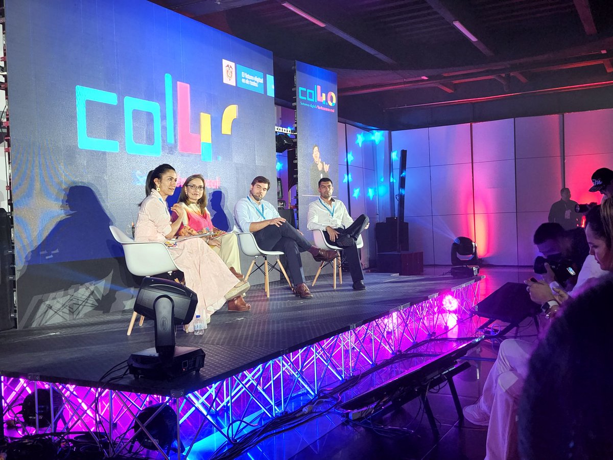 PaoABonilla's tweet photo. Seguimos en Colombia 4.0 Bucaramanga con el panel "IoT y Big Data en ciudades de Latinoamérica" @VivianaVanegasB @DNP_Colombia @CarmenLigiaV @Ministerio_TIC https://t.co/8BA60xFe8j