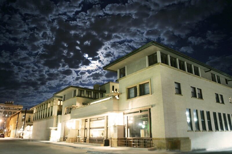One of the things we appreciate about North Iowa is the architecture! Dining in an original Frank Lloyd Wright building is an experience you won't forget 🥂
thisisnorthiowa.com/frank-lloyd-wr… 
#thisisnorthiowa #franklloydwright #wrightonthepark #historicparkinn #architecture
