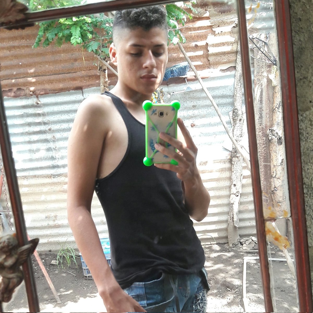 Alejandro_lo242's tweet photo. #NuevaFotoDePerfil 

#mirror #sun #mornings https://t.co/pRHdQ1oM9g