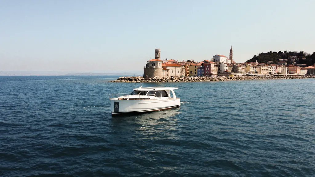 greenlineyachts's tweet photo. ✨#Greenline33 is here to make your summers freer than ever ✨
#GreenlineYachts #GL33 #ResponsibleBoating #SustainableYachting #MindfulCruising #solar #yachtdesign #hybrid #SilentYachting #electric #ev #electricboating #GLlyfestyle #yachtinglifestyle #familyyachting #hdrive https://t.co/Z2L0YYTDMs