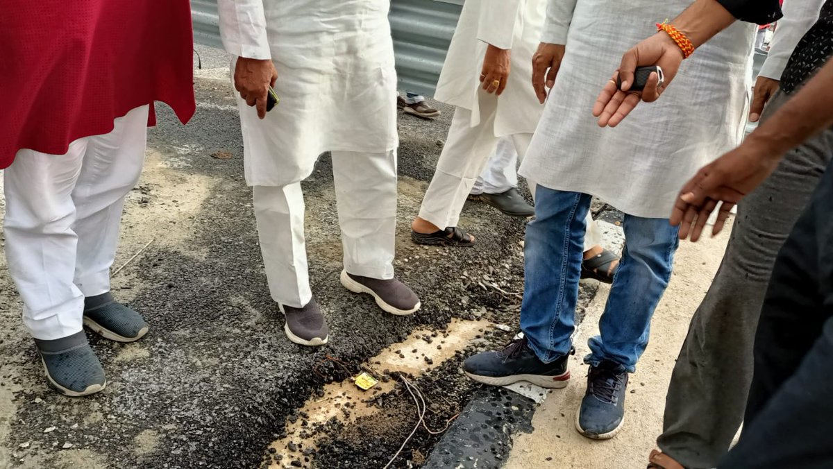 INCUttarPradesh's tweet photo. भ्रष्टाचार का मॉडल है बुंदेलखंड एक्सप्रेस-वे!

4 दिन पहले जिसका उद्घाटन हुआ उसके डिवाइडर पर दरारें हैं, जगह-जगह सड़कें उखड़ी हैं, 

कांग्रेस प्रतिनिधि मंडल ने अपनी जांच में पाया है कि गुणवत्ताहीन सामान से तैयार बुंदेलखंड एक्सप्रेस-वे भविष्य में बड़ी दुर्घटनाओं को जन्म दे सकता है। https://t.co/6kCX4e3QXs