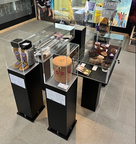 This summer look for the @nwtartstno displays, showcasing extraordinary artwork by some of the most prominent NWT artists.

Ne manquez pas les vitrines d’@nwtartstno qui mettent en valeur des œuvres d’art représentatives de la région créées par des artistes connus des TNO.