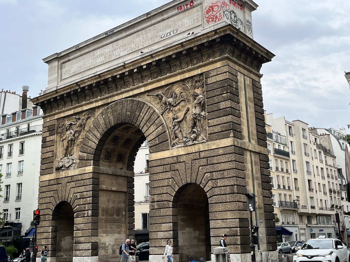 PBynight's tweet photo. La Porte Saint Martin selon la municipalité de Paris #saccageparis #surmulots #Hidalgodemission #ParisSousTutelle @Anne_Hidalgo @egregoire  @ArielWeilT https://t.co/jWHqrBpt8T