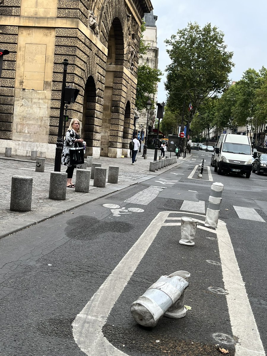 PBynight's tweet photo. La Porte Saint Martin selon la municipalité de Paris #saccageparis #surmulots #Hidalgodemission #ParisSousTutelle @Anne_Hidalgo @egregoire  @ArielWeilT https://t.co/jWHqrBpt8T
