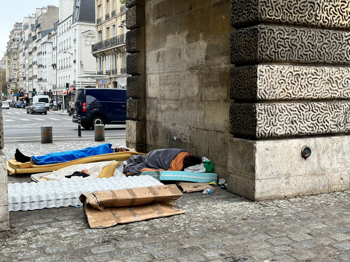 PBynight's tweet photo. La Porte Saint Martin selon la municipalité de Paris #saccageparis #surmulots #Hidalgodemission #ParisSousTutelle @Anne_Hidalgo @egregoire  @ArielWeilT https://t.co/jWHqrBpt8T