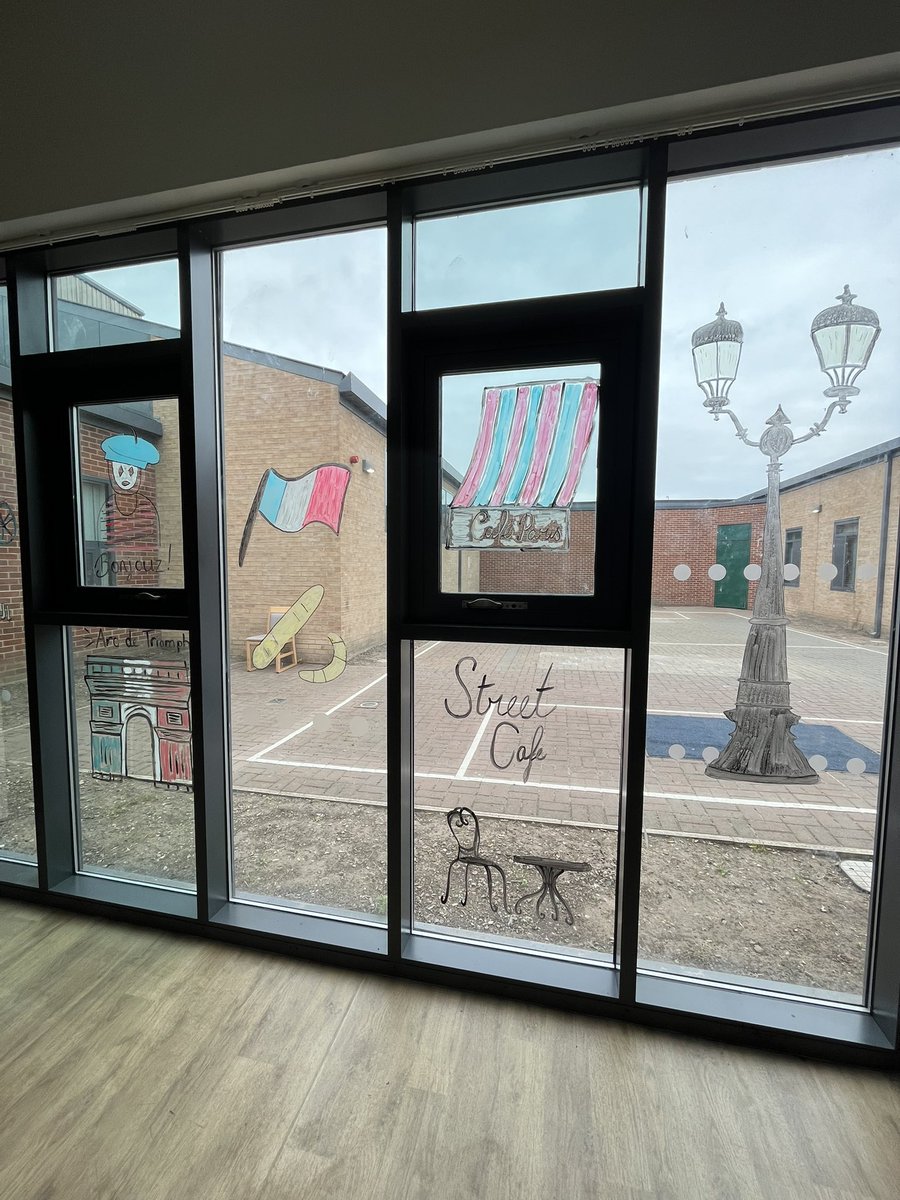 Ella_RMN's tweet image. Todays theme on Sovereign- France! Fab atmosphere on the ward with our gents and staff! #teamsovereign @Jennip1981 @RmnCharlotte @yatsii @dozzam1 @GMMH_NHS 🇫🇷🥖