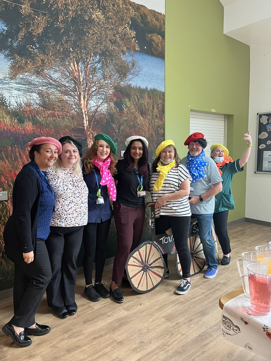 Ella_RMN's tweet image. Todays theme on Sovereign- France! Fab atmosphere on the ward with our gents and staff! #teamsovereign @Jennip1981 @RmnCharlotte @yatsii @dozzam1 @GMMH_NHS 🇫🇷🥖