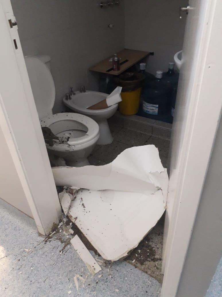 Paula12526102's tweet photo. Así se trabaja en pediatría del Hospital zonal de Trelew. Primero se cayó el baño, después el pasillo. Pero son los médicos los que roban...
@ADNsur @JornadaWeb @ornellavezzoso @AzulMedia1 https://t.co/TvBK1V3Ueh