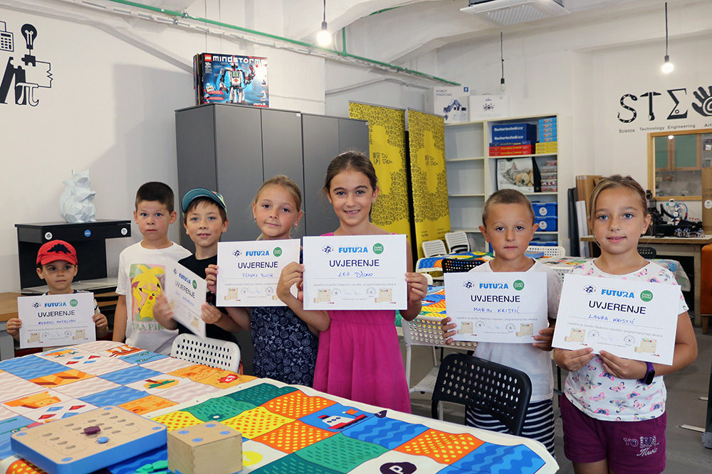 FuturaDubrovnik's tweet photo. U petak 22.7. smo održali 2 radionice robotike i programiranja bez ekrana #futura #HourOfCode #codeEU #codeweek #CodeWeekHR #radionice #workshops #programming #code #stem #CSforall #CSforkids #cubetto #steam #erw2022  #Arduino #robotika #robotics #robots #ZTKDubrovnik #RoboDUDay https://t.co/6S72llWYQS