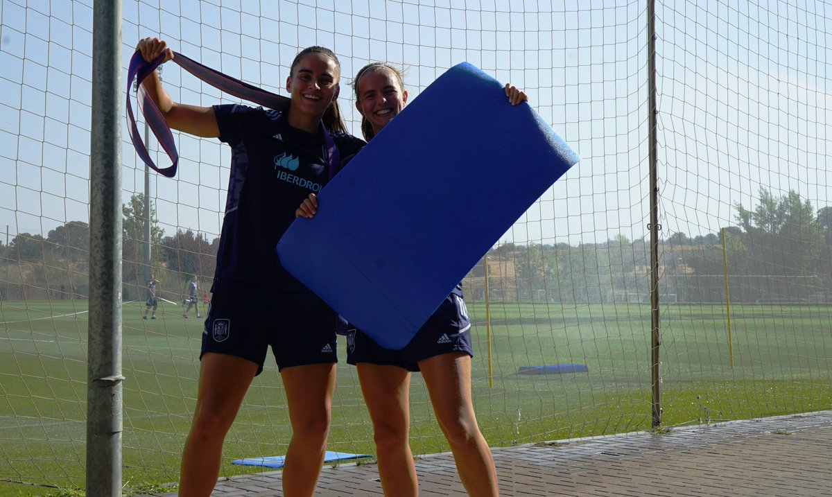 ☔️ ¿Qué harías tú si estás estirando antes de entrenar y te abordan los aspersores del campo?

🤣 Pues si te lo tomaras como <a href="/Carmeen_as11/">Carmen A.</a> y <a href="/MirariUria/">Mirari Uria</a>, hasta lo disfrutarías. 

#U20WWC | #VamosJuntos